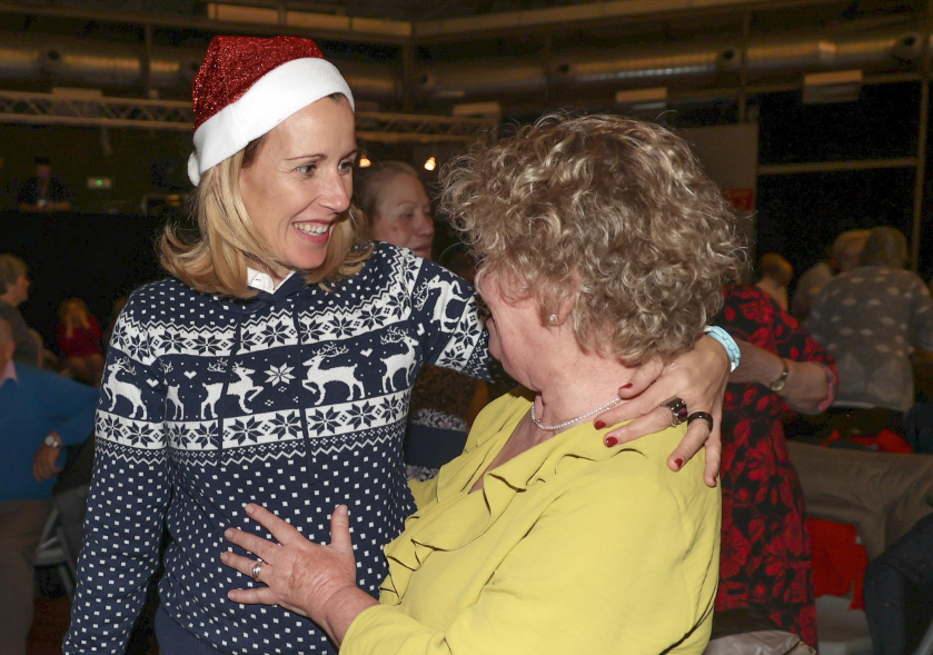 Baile especial de Navidad, alcaldesa hablando con una señora