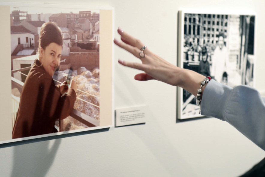 Inauguración exposición I Concurso de Fotografía antigua de Alcobendas, persona señalando una fotografía