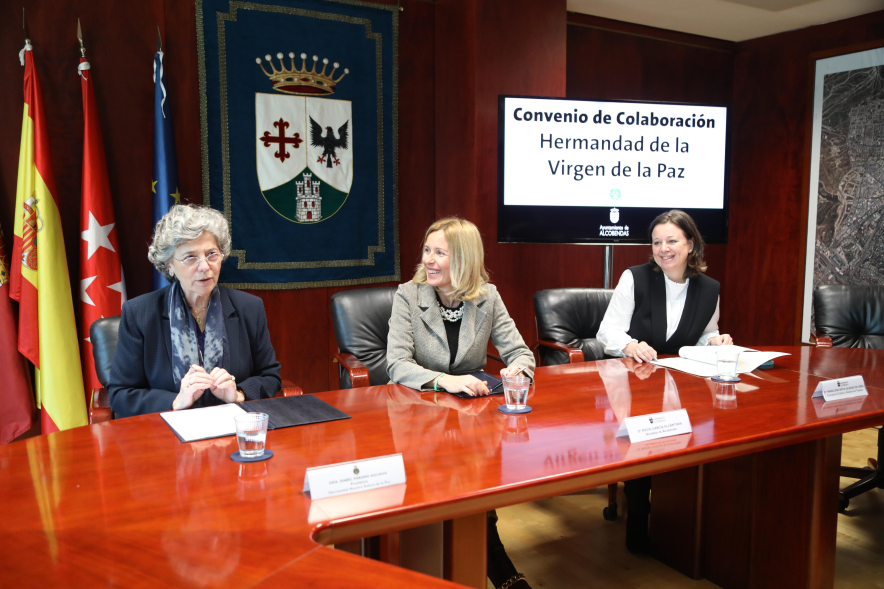 Firma de convenio entre el Ayuntamiento de Alcobendas y la Hermandad de Nuestra Señora de la Paz, alcaldesa, concejal y presidenta de la Hermandad