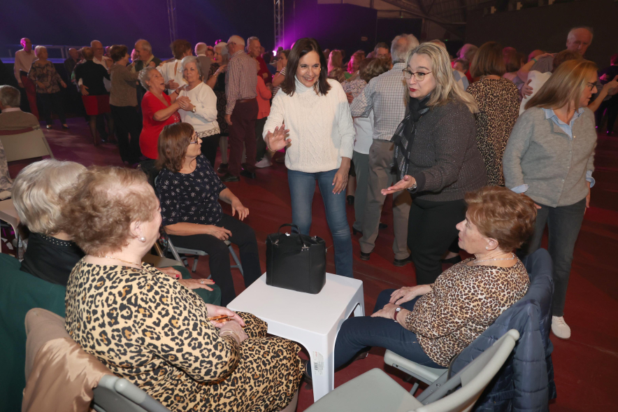 Baile de Mayores, concejal saludando a personas mayores