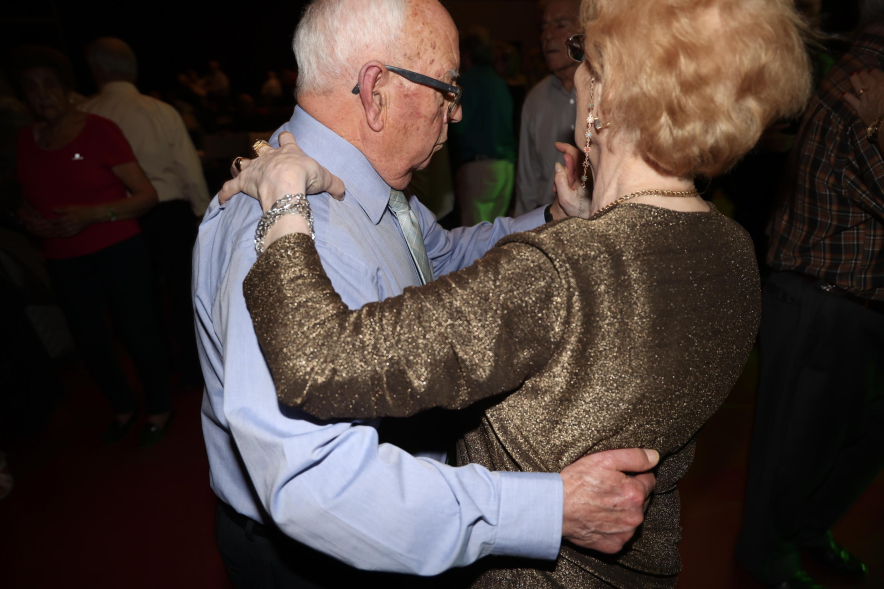 Baile especial de Navidad, personas mayores bailando
