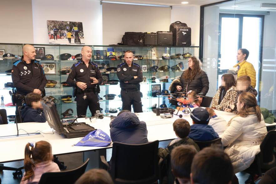 Día de puertas abiertas de la Policía Local, visita a las instalaciones