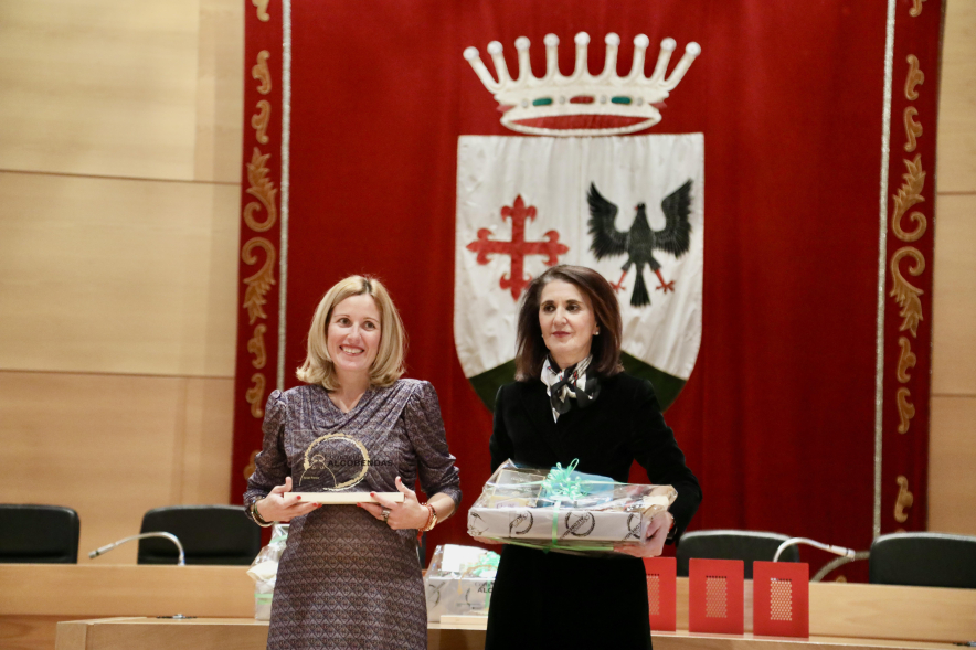 Entrega de premios Concurso de Escaparates, alcaldesa y concejal