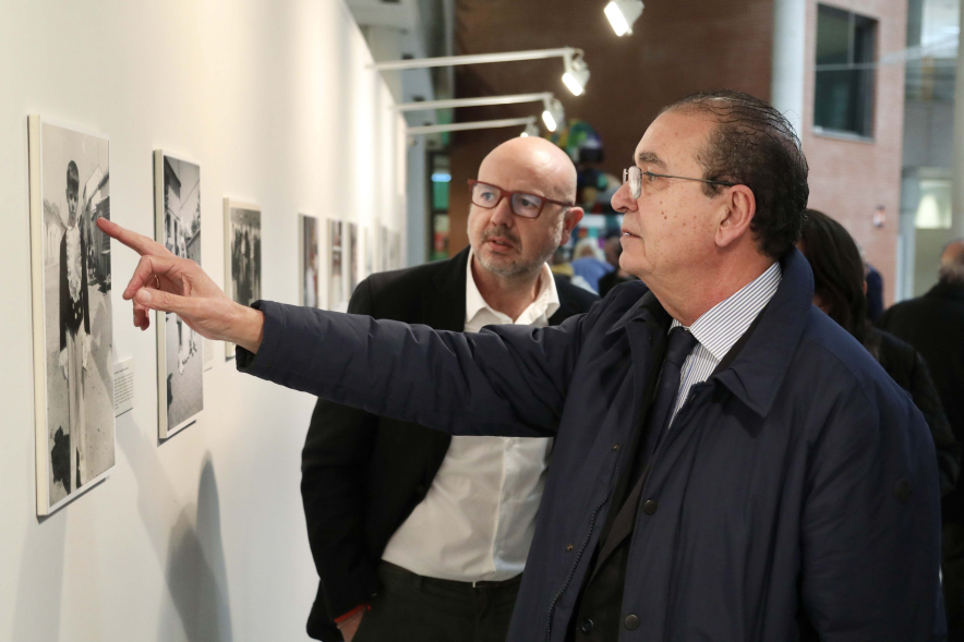 Inauguración exposición I Concurso de Fotografía antigua de Alcobendas, personas mirando la exposición