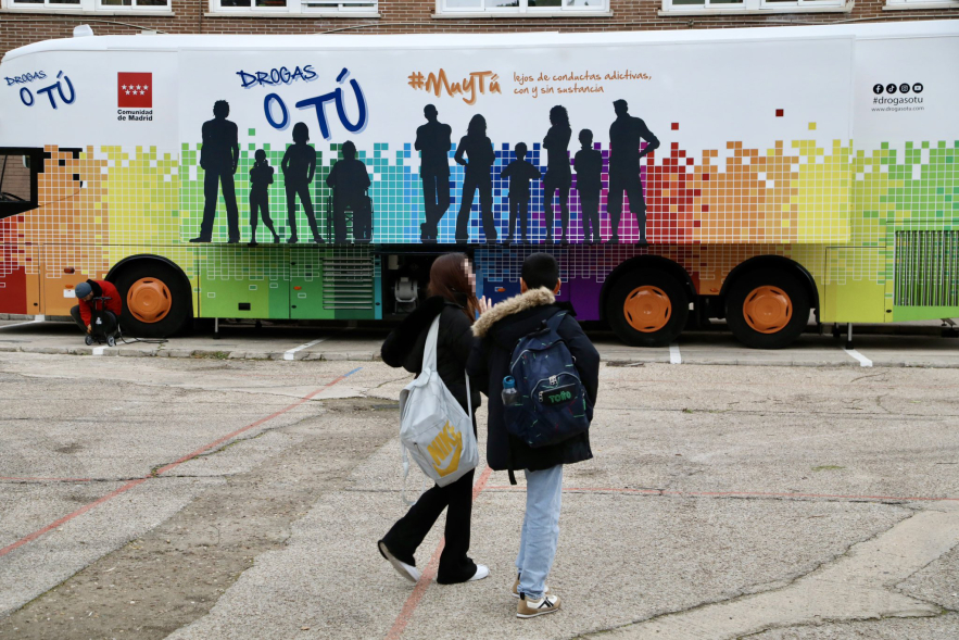 Visita al autobús "Drogas o tú", dos adolescentes delante del autobús