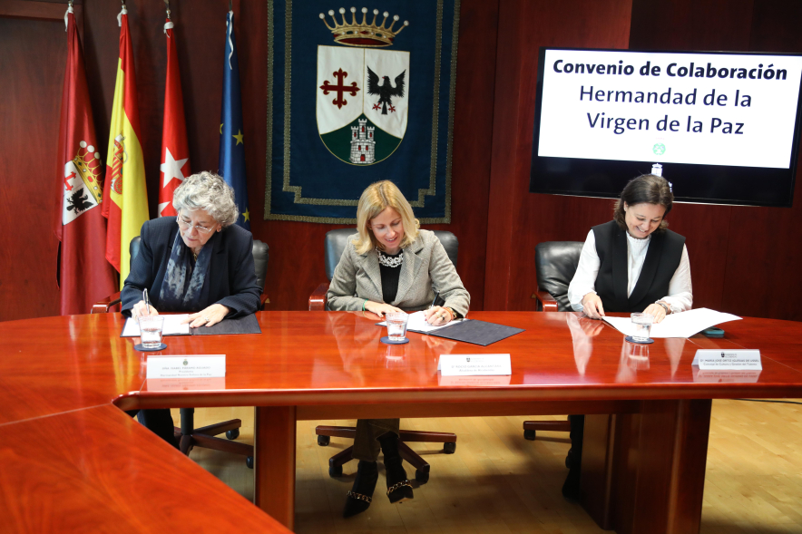 Firma de convenio entre el Ayuntamiento de Alcobendas y la Hermandad de Nuestra Señora de la Paz, alcaldesa, concejal y presidenta de la Hermandad