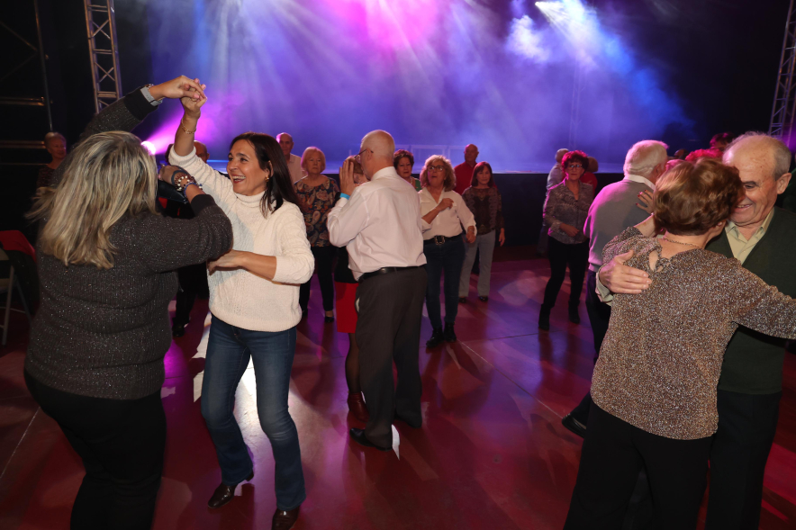 Baile de Mayores, concejal y personas mayores bailando