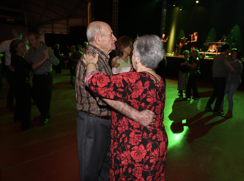 Baile especial de Navidad, personas mayores bailando
