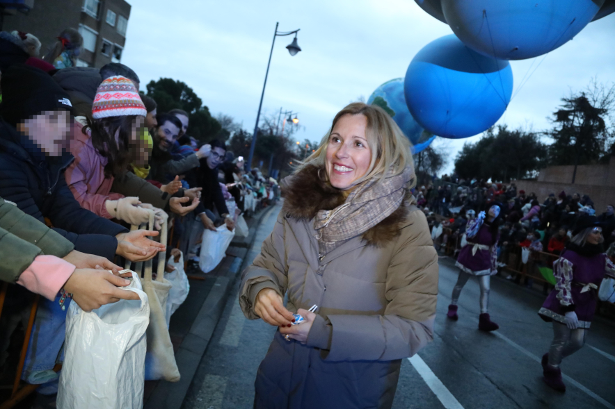Cabalgata de Reyes 2025, alcaldesa repartiendo caramelos