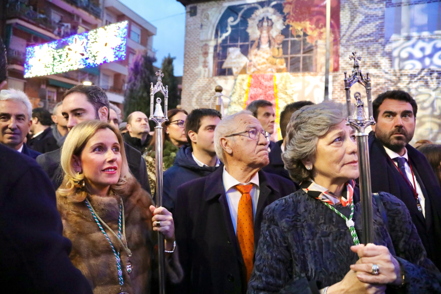 Procesión de la Virgen de la Paz, alcaldesa y concejales en procesión
