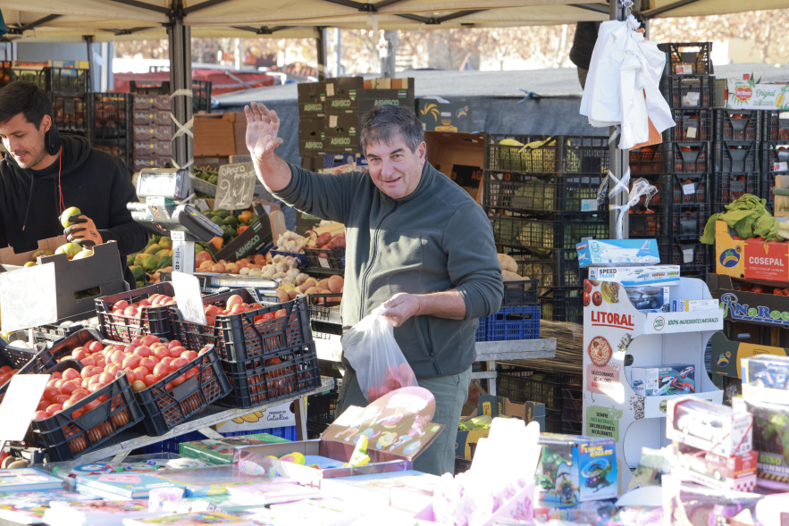 Animación en el Mercadillo Municipal, vendedor saludando