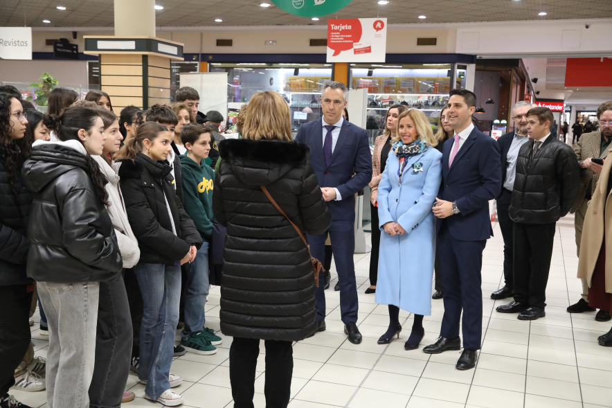 Visita a Alcampo, alcaldesa y consejeros de la Comunidad de Madrid