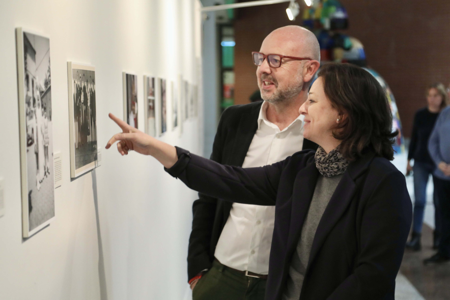 Inauguración exposición I Concurso de Fotografía antigua de Alcobendas, recorrido inaugural