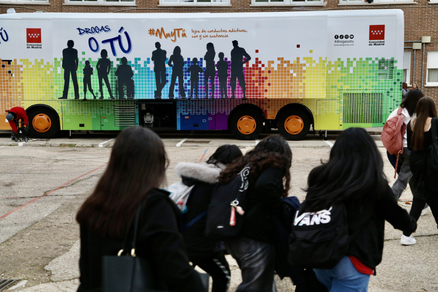 Visita al autobús "Drogas o tú", adolescentes delante del autobús