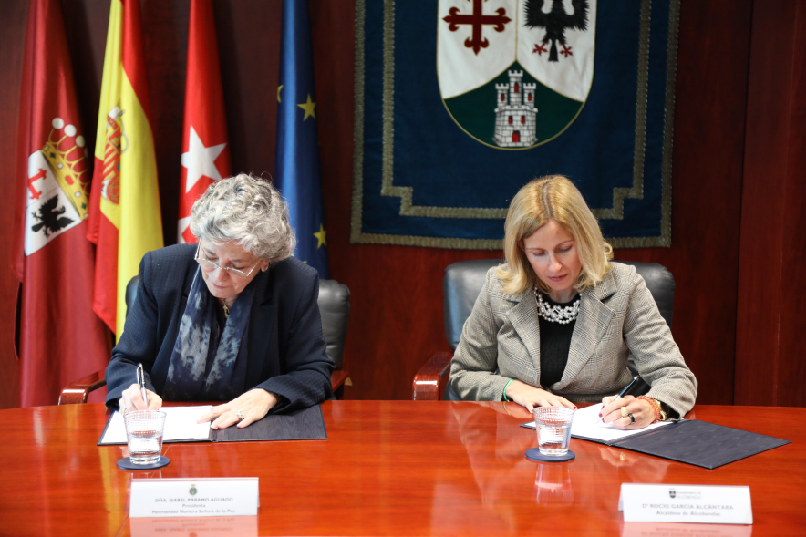 Firma de convenio entre el Ayuntamiento de Alcobendas y la Hermandad de Nuestra Señora de la Paz, alcaldesa y presidenta de la Hermandad