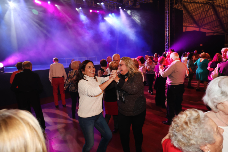 Baile de Mayores, concejal y personas mayores bailando
