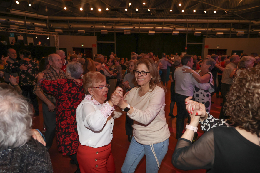 Baile especial de Navidad, personas mayores bailando