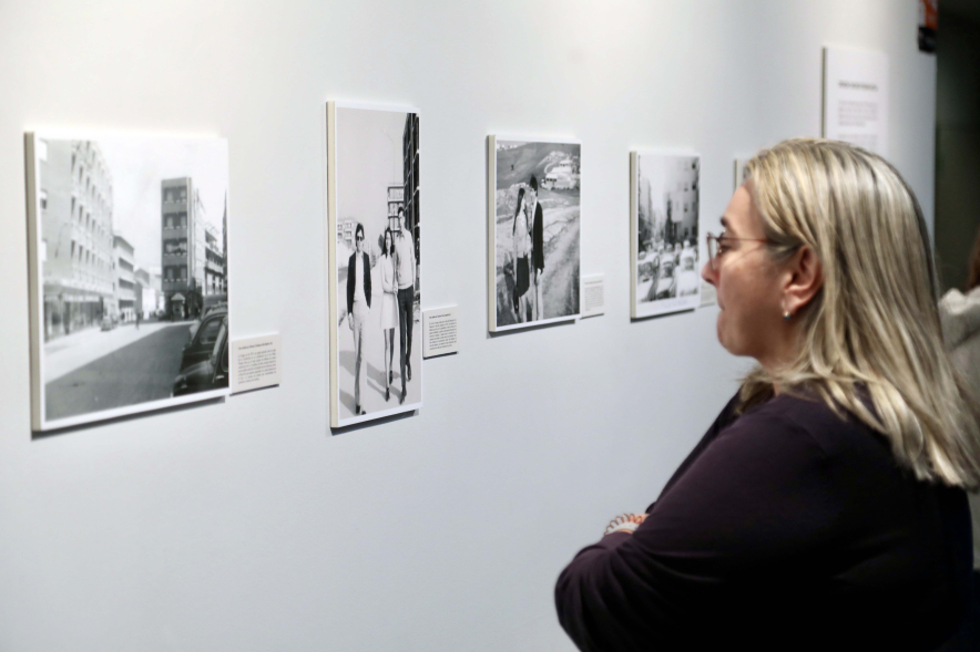 Inauguración exposición I Concurso de Fotografía antigua de Alcobendas, persona mirando la exposición