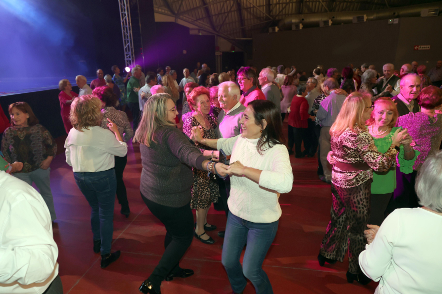Baile de Mayores, concejal y personas mayores bailando