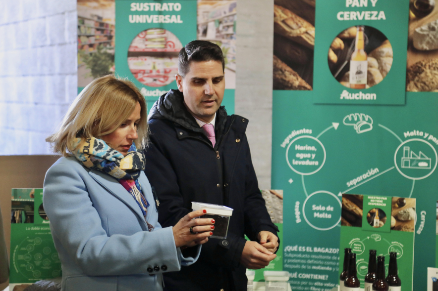 Visita a Alcampo, alcaldesa y consejero de la Comunidad de Madrid
