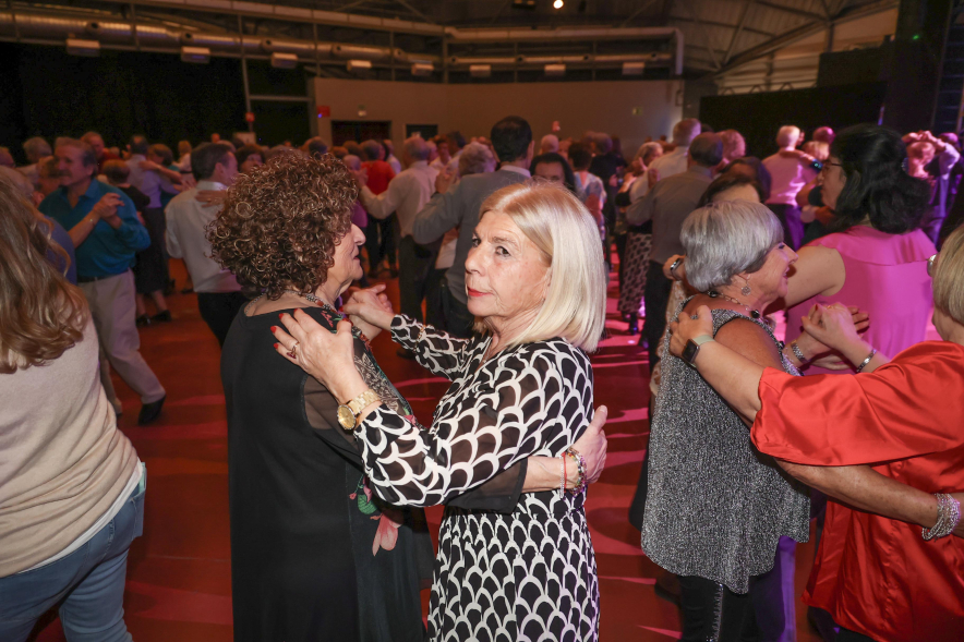 Baile especial de Navidad, personas mayores bailando