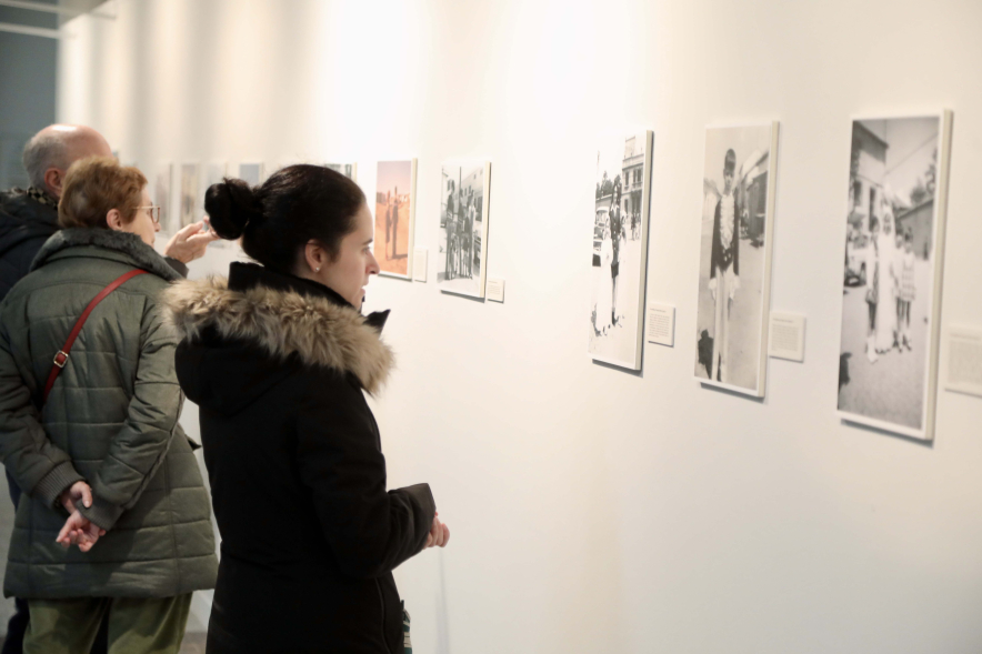 Inauguración exposición I Concurso de Fotografía antigua de Alcobendas, personas mirando la exposición