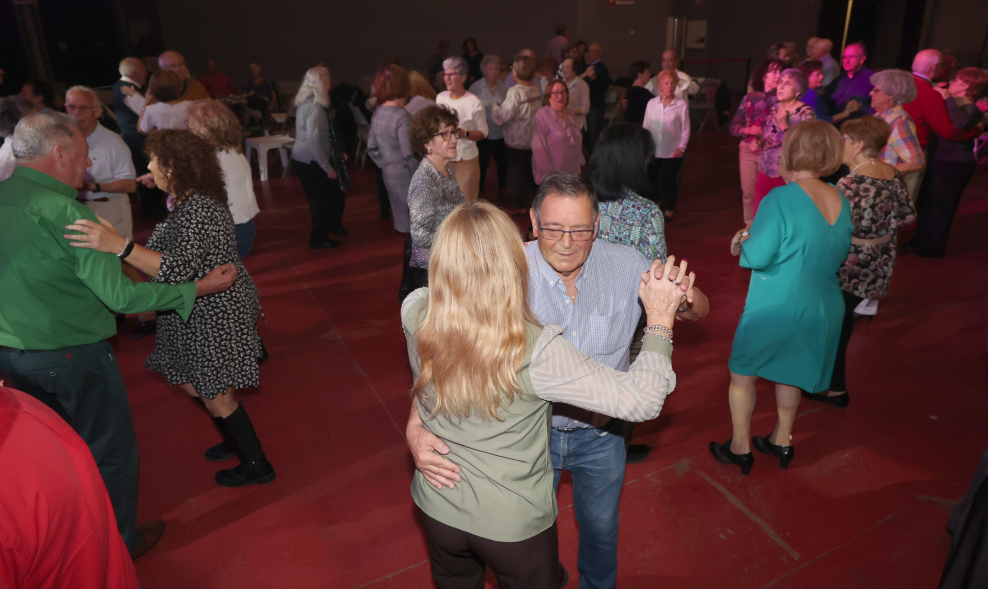Baile de Mayores, personas mayores bailando