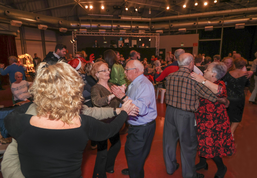 Baile especial de Navidad, personas mayores bailando