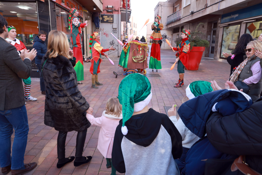 Visita de Papá Noel y Gran Pasacalle de Imagina Kids, Alcaldesa y ciudadanos viendo elPasacalle
