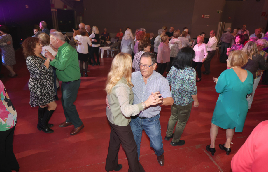 Baile de Mayores, personas mayores bailando