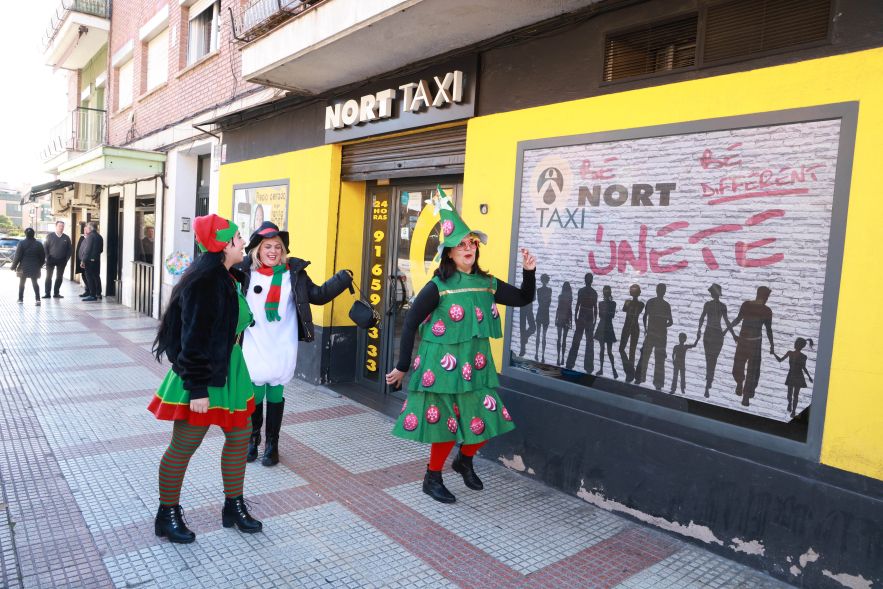 Animación de las calles comerciales, duendes en Distrito Centro