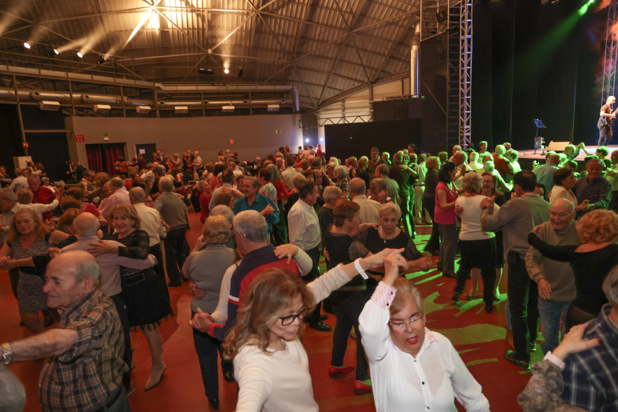 Baile especial de Navidad, personas mayores bailando