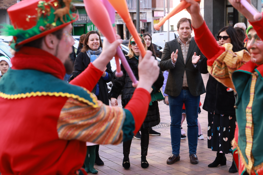 Visita de Papá Noel y Gran Pasacalle de Imagina Kids, Alcaldesa y concejales viendo el Pasacalle