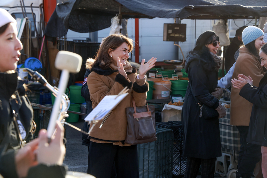 Animación en el Mercadillo Municipal, gente aplaudiendo