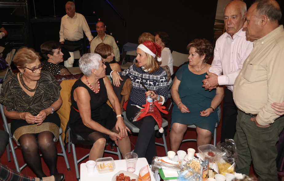 Baile especial de Navidad, alcaldesa hablando con personas mayores 