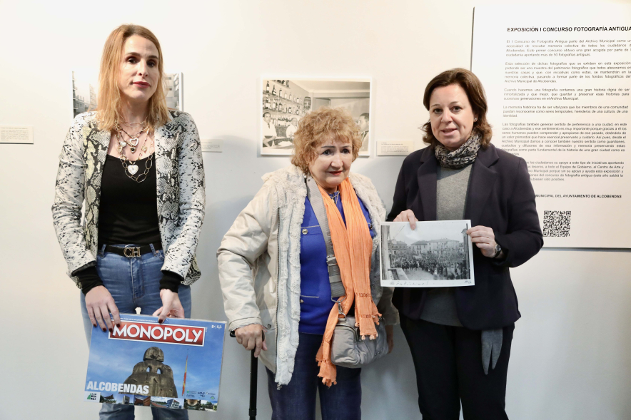 Inauguración exposición I Concurso de Fotografía antigua de Alcobendas, concejal y premiados II Concurso de Fotografía antigua de Alcobendas