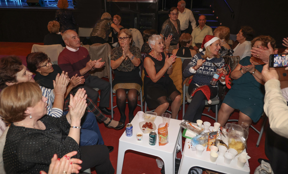 Baile especial de Navidad, alcaldesa hablando con personas mayores