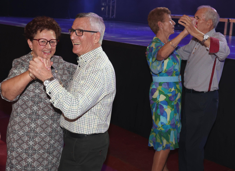 Baile de Mayores, personas mayores bailando