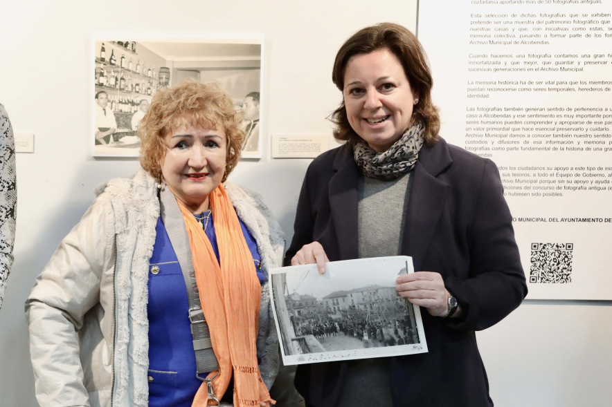 Inauguración exposición I Concurso de Fotografía antigua de Alcobendas, concejal y premiados II Concurso de Fotografía antigua de Alcobendas