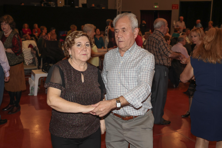 Baile especial de Navidad, personas mayores bailando