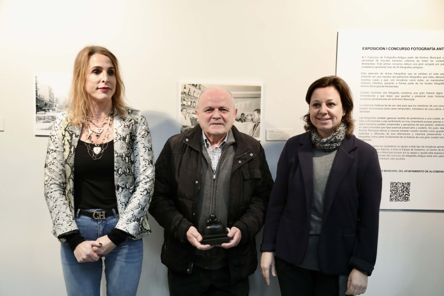 Inauguración exposición I Concurso de Fotografía antigua de Alcobendas, concejal y premiados II Concurso de Fotografía antigua de Alcobendas