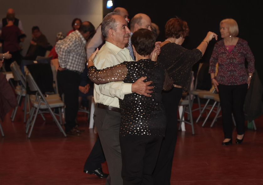 Baile especial de Navidad, personas mayores bailando