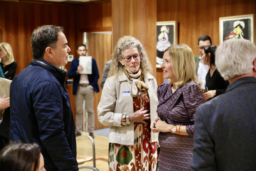 Encuentro de Empresas de la Unión Europea instaladas en Alcobendas, alcaldesa conversando con empresarios