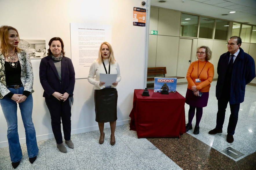 Inauguración exposición I Concurso de Fotografía antigua de Alcobendas, concejal y autoridades