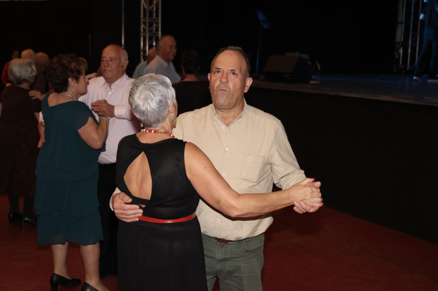 Baile especial de Navidad, personas mayores bailando