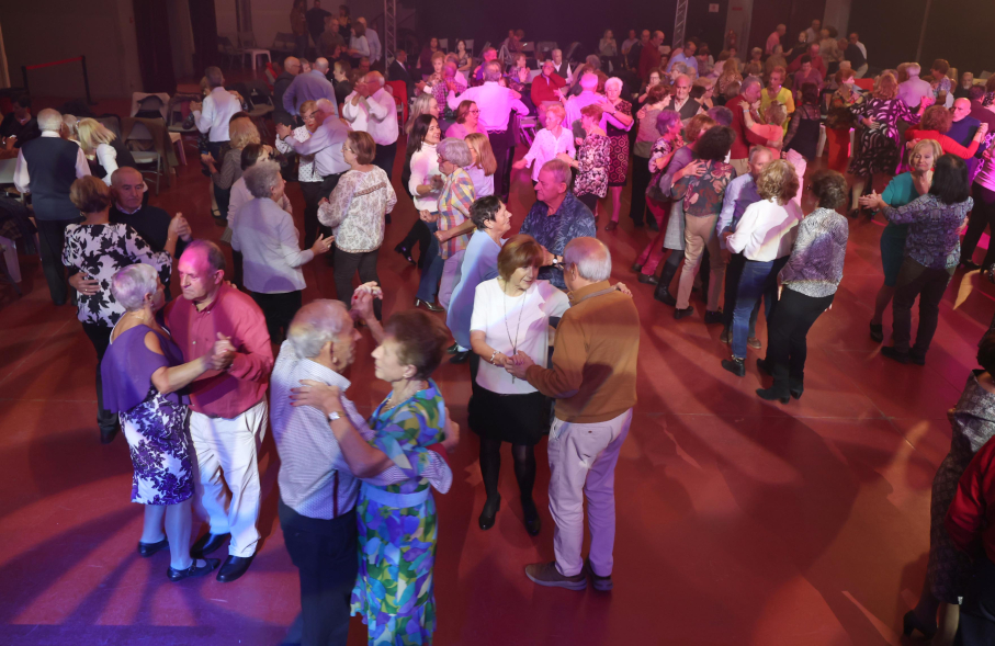 Baile de Mayores, personas mayores bailando