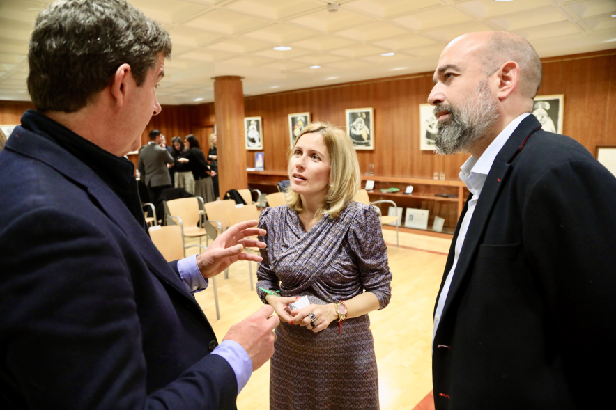 Encuentro de Empresas de la Unión Europea instaladas en Alcobendas, alcaldesa conversando con empresarios