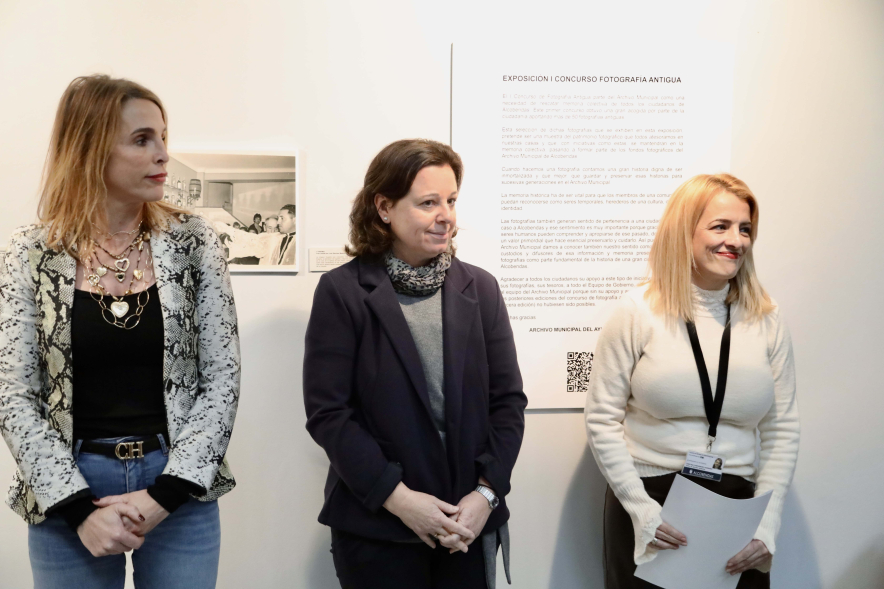 Inauguración exposición I Concurso de Fotografía antigua de Alcobendas, concejal y autoridades