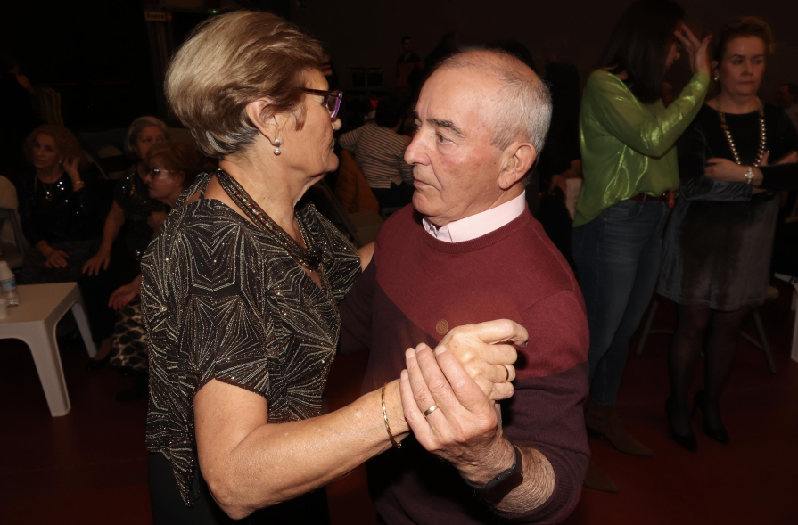Baile especial de Navidad, personas mayores bailando