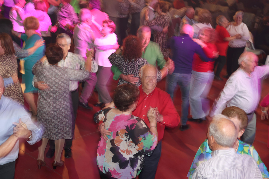 Baile de Mayores, personas mayores bailando